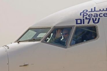 Israeli jet flies to U.A.E. for 1st direct commercial flight, using Saudi airspace