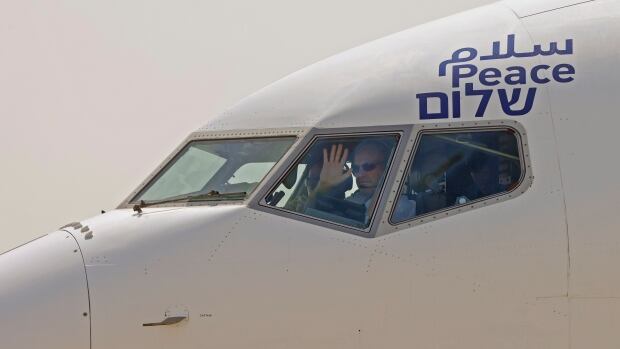 Israeli jet flies to U.A.E. for 1st direct commercial flight, using Saudi airspace