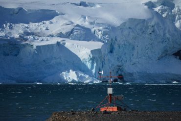Deep channels link ocean to Antarctic glacier