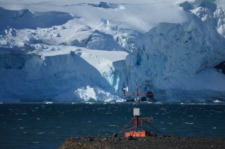 Deep channels link ocean to Antarctic glacier