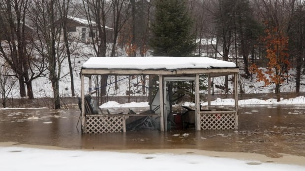 Rising river levels on Christmas Day force hundreds near Quebec City to leave homes