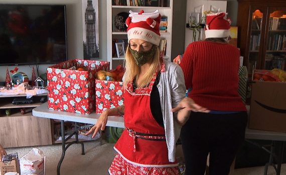 'I get to be Mrs. Claus': Winnipeg woman with terminal cancer hands out hampers to those in need