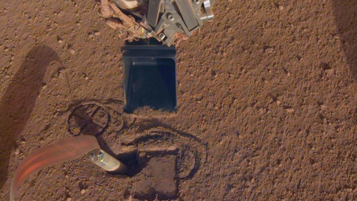Dieses Foto zeigt den InSight Mars-Lander am 3.10.2019, der etwa einen Zentimeter unter der Oberfläche vom Mars gräbt. (Imago / NASA / JPL-Caltech)