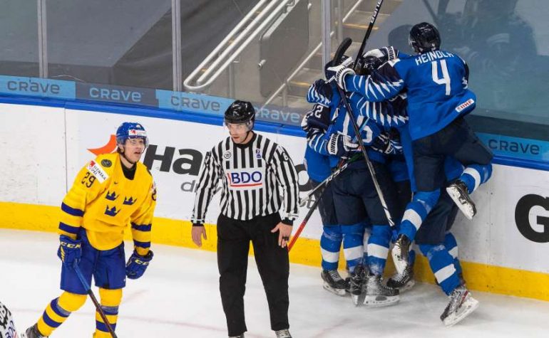 Finnland bejubelt den Sieg in der letzten Spielminute gegen Schweden.  (Foto: dpa/picture alliance/ASSOCIATED PRESS)