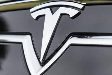 Tesla stops on freeway in Canada