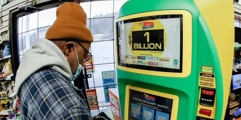 United States: Lottery player hits multi-billion dollar jackpot