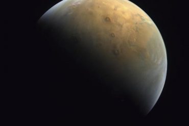 Emirati space probe sends first image of Mars