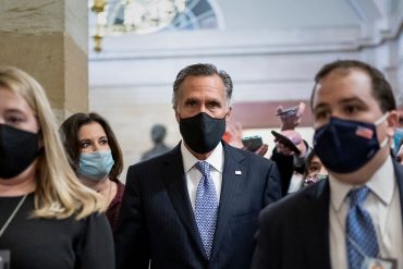 Stress on video: Mitt Romney escapes from the crowd