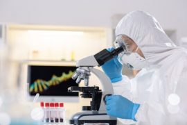 forscher entwickelt gentherapie gegen schmerzen im labor unter mikroskop