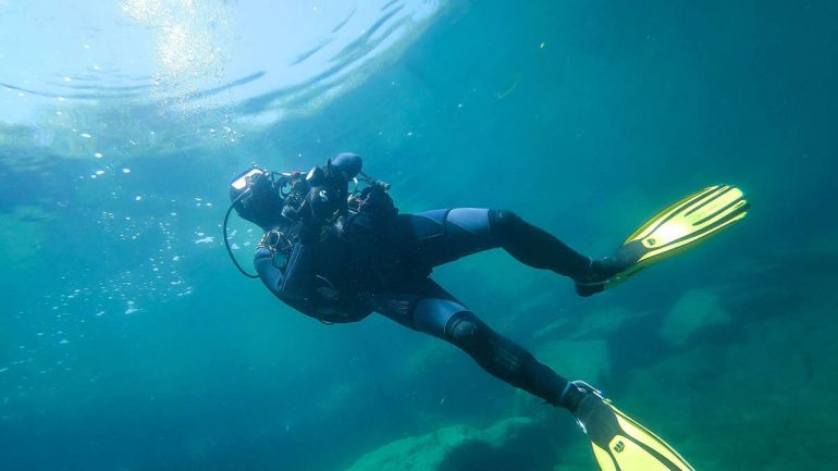 Rare diving in Canada: Duo takes smartphone from sea - what they discover then leaves them speechless