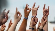 Fans show a heavy metal salute.  © Photo Alliance / Axel Hemken / DPA Photo: Axel Hemken