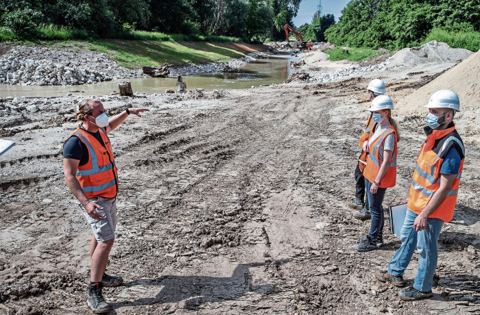 Christoph Meister (left) of the Nakken company explains the construction project, right Press Officer Sarah Rozelle and Project Engineer Georg Witt, both from DB Project Stuttgart-Ulam.