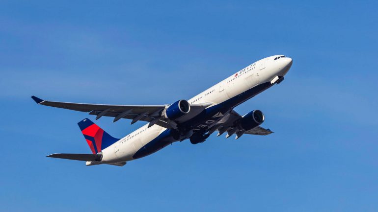 Passenger attacked flight crew on way to Atlanta