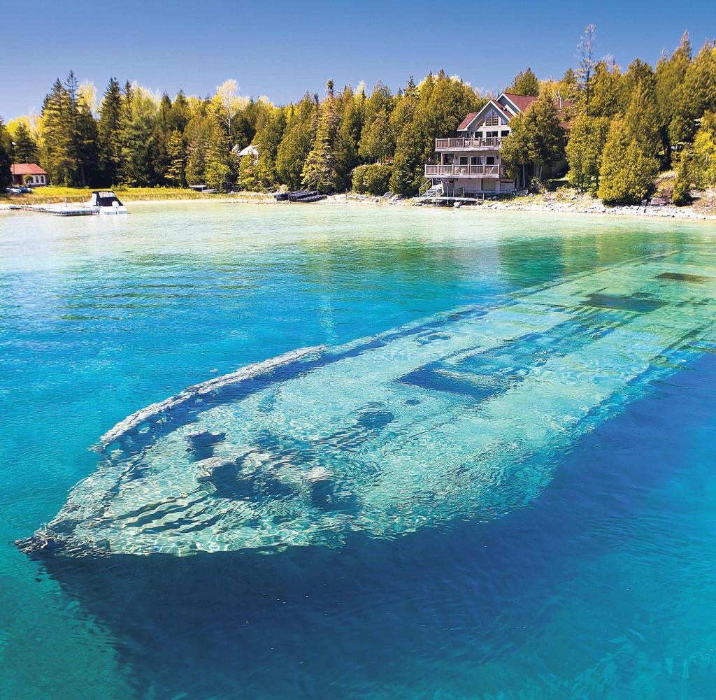 Ontario in Canada: At Fathom Five Marine Park, divers can see the wreck "sweepstakes" to explore
