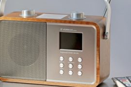 Ein Radio mit Digitalempfang stehtauf einem Tisch. (dpa-Zentralbild)