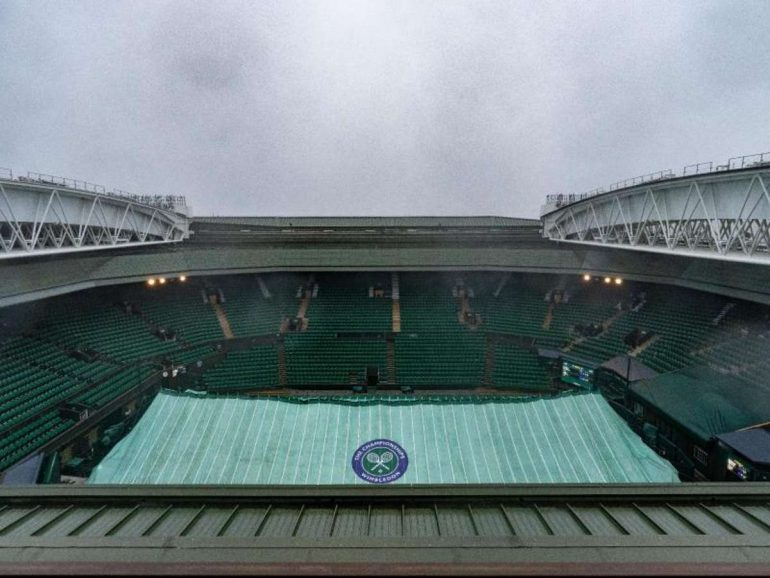 Ist das Wetter zu schlecht, kann das Dach des Centre Court geschlossen werden. Foto: Aeltc Pool/PA Wire/dpa Foto: dpa