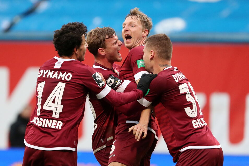 His final goal celebration: in a 3–1 victory over Dresden in the former duel at Hansa Rostock, Marco Hartmann (second from right) scored to make it 2–0;  Philipp Hosner, Christoph Dafner and Kevin Ehlers (from left) are delighted with him.