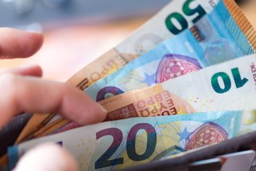 Depositing cash: new rules at Volksbank, Sparksey & Co.