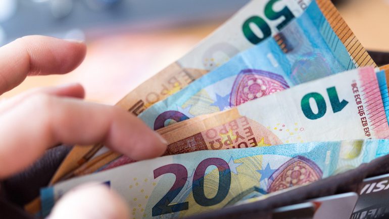 Depositing cash: new rules at Volksbank, Sparksey & Co.