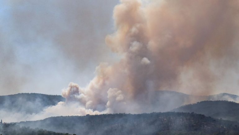 Forest fires in France: One dead in a massive forest fire near Saint-Tropezzo