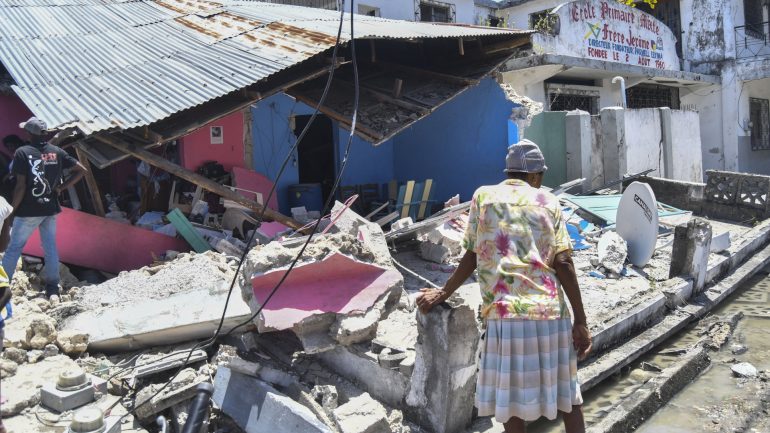 Haiti earthquake: number of victims exceeds 300