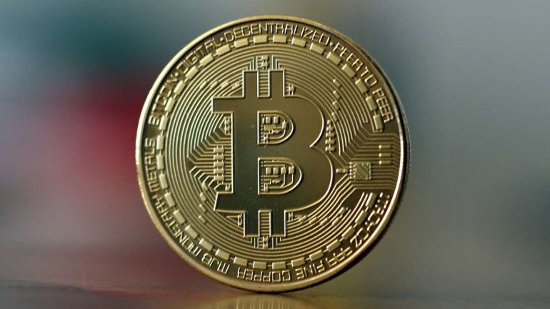 Woman in han.  Mundane: Money fraud with bitcoin promises - police warn against scam