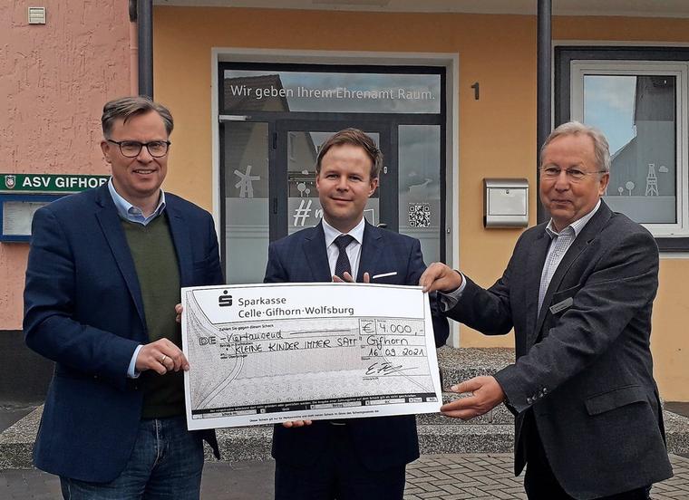 Young children are always fed up: Dr. Andreas Abel (from left) and Dr. Patrick Kuchelmeister at the official opening of the Volunteer Room, Dr. Claus Mr. for 4000 euros.