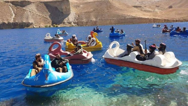 Afghanistan: heavily armed Taliban fighters on paddle boat excursion - Politics Abroad