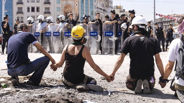 Protesters try to block Taksim Square in front of police in Istanbul: They wanted to stop the cleaning of Gezi Park in 2013 (archive photo).  (Source: Imago Images)