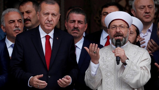 Erdogan with prayer: Turkey's president is also trying to legalize climate protection religiously.  (source: Reuters)