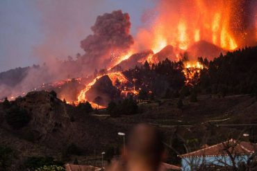Volcanic eruption over La Palma / Spain: German tourists describe dramatic ash rain - "weapons burned"