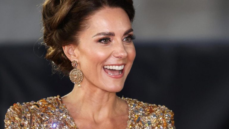 Duchess Kate inspired completely in gold at Bond premiere