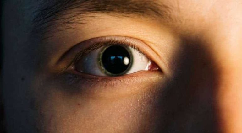 A man who can voluntarily change the size of his pupils, World News