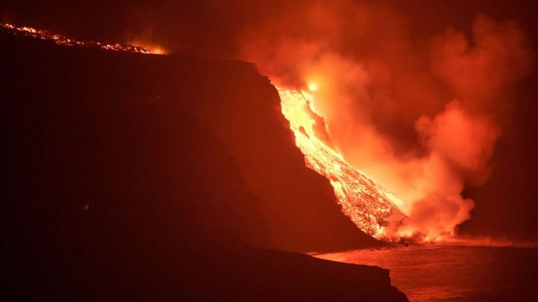 Volcanic eruption La Palma: lava reaches the sea - experts now fear fatal consequences