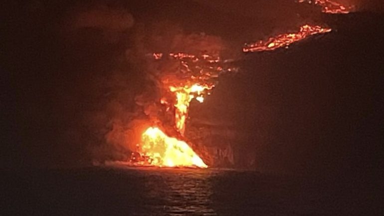 Volcanic eruption La Palma: now lava reaches the sea