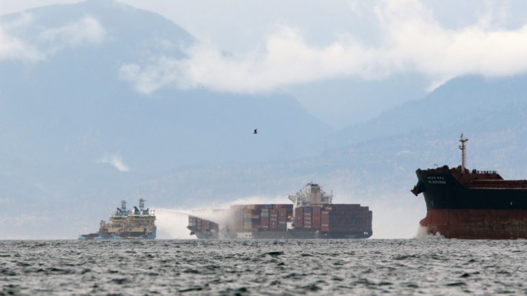 Zwei kleinere Schiffe löschen ein Feuer an Bord der «Zim Kingston». Diese hatte zunächst bei schwerer See rund 40 Container verloren, wie kanadische Medien berichteten. Kurz darauf gerieten zwei Container an Bord in Brand.