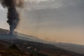 Lava flows from a new chimney: Curfew on La Palma due to volcanic gases