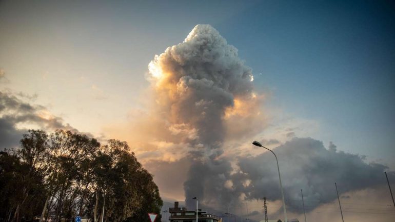 Volcanic eruption on La Palma / Spain: new eruption at night - lava flow still flowing