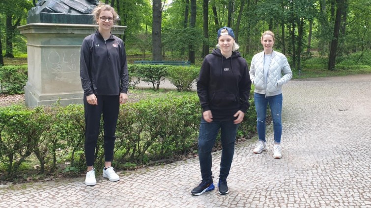 Drei Frauen stehen in ziviler Kleidung im Park und lächeln in die Kamera (Deutschlandradio / Thomas Wheeler)