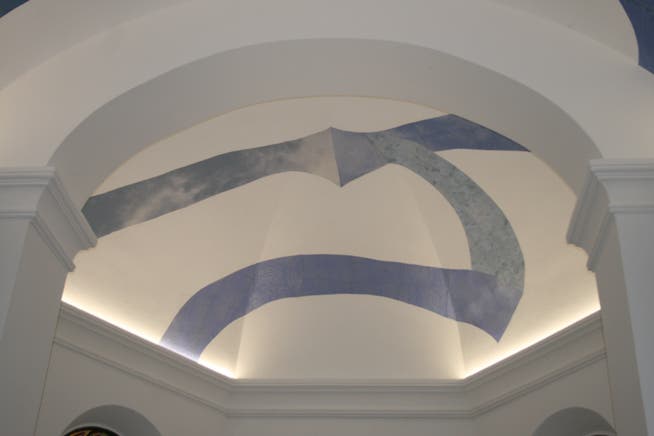 The ceiling was wonderfully designed as a play of lines by painter Philippe Virsch.