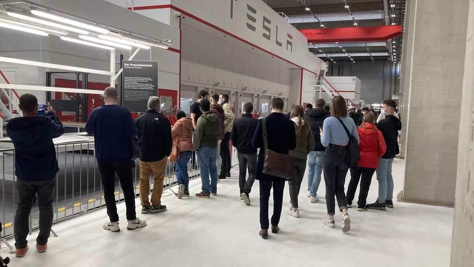The Tesla Gigafactory in Grunheide, east of Berlin, saw huge crowds on Saturday.  The factory halls were also opened to the visitors on the open day. 