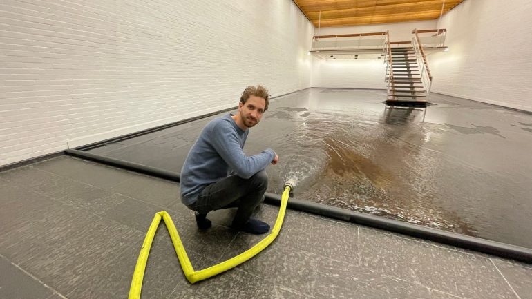 This is why an artist fills the Bremerhaven art gallery with water from Vesera