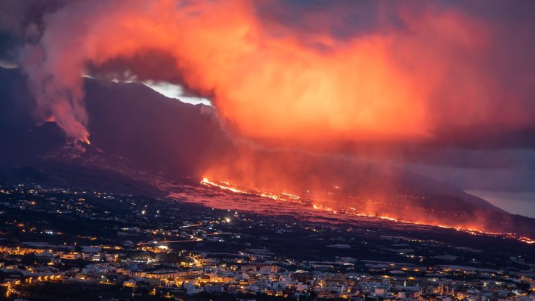 Ash darkens the skies again: Volcano paralyzes air traffic on La Palmas