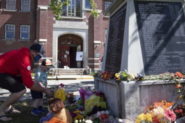 Gedenken an die 215 getöteten Kinder, vor der ehemaligen Schule in Kamloops, Kanada
