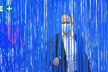 Hagen shows walk-in spatial art made of blue threads
