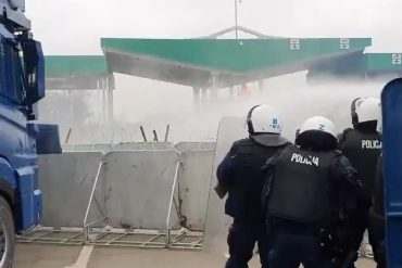 Poland uses water cannon against migrants