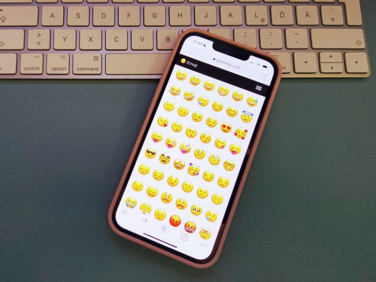 10 most popular emoji in 2021