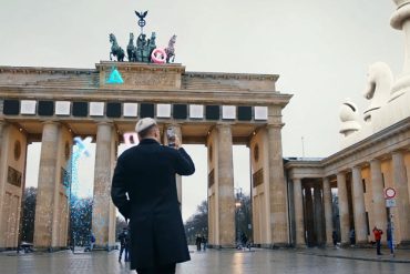 Play has no limits: Im Werbespot erweckt Influencer Rewinside das Brandenburger Tor zum Leben (Abbildung: Sony Interactive / Departd)