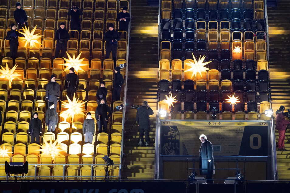 A short distance away: Members of the Dresden Kreuzchor stand in front of an Advent concert at the empty Rudolf Harbig Stadium on the grandstand among Moravian stars.