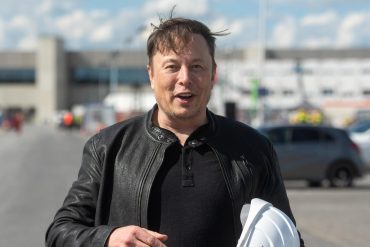 Tesla boss sells shares - back tax is getting expensive